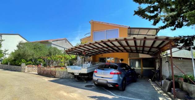 Apartment Mara A4 – Terrasse und Gartenblick