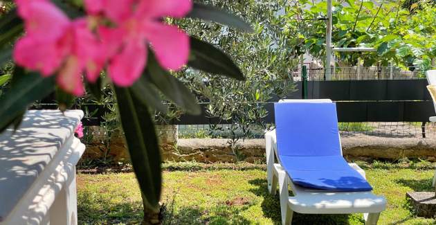 Apartment Mara A4 – Terrasse und Gartenblick