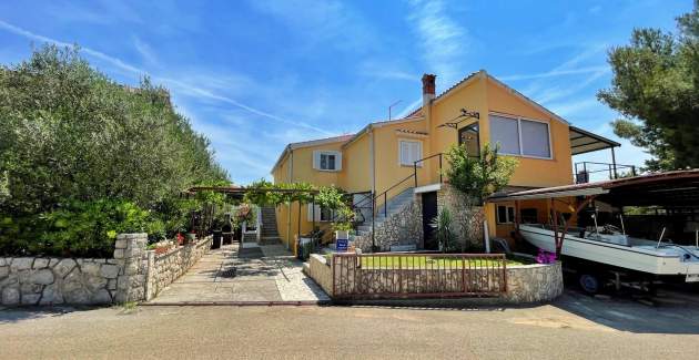 Apartment Mara A4 – Terrasse und Gartenblick