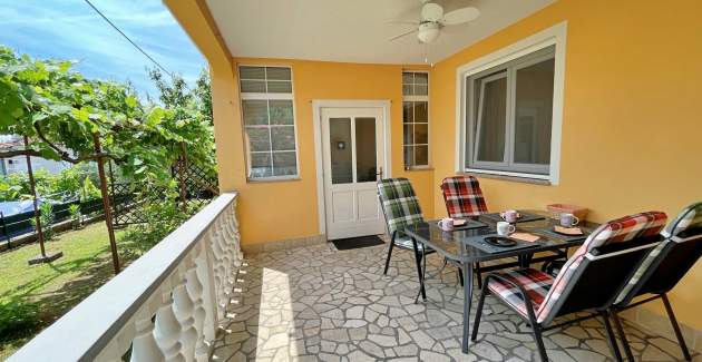 Apartment Mara A4 – Terrasse und Gartenblick