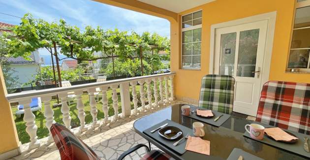 Apartment Mara A4 – Terrasse und Gartenblick