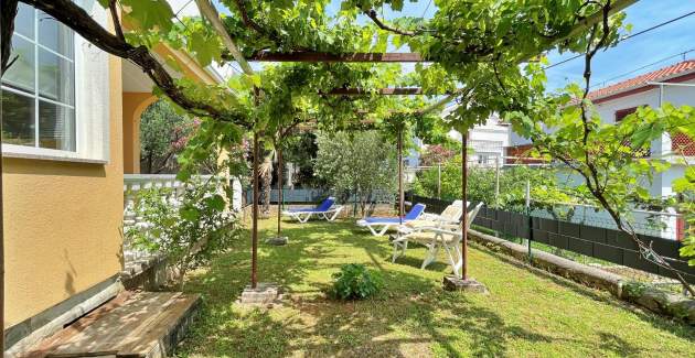 Apartment Mara A4 – Terrasse und Gartenblick