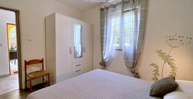 Apartment Mara A4 – Terrasse und Gartenblick