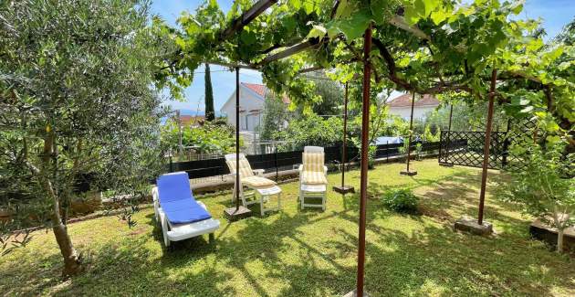 Apartment Mara A4 – Terrasse und Gartenblick