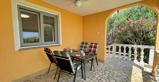 Apartment Mara A4 – Terrasse und Gartenblick