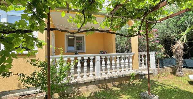 Apartment Mara A4 – Terrasse und Gartenblick