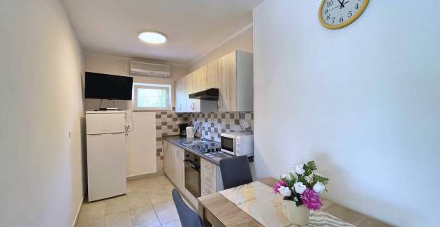 Apartment Mara A4 – Terrasse und Gartenblick