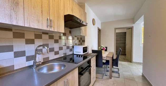 Apartment Mara A4 – Terrasse und Gartenblick