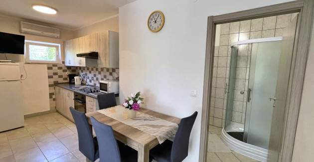 Apartment Mara A4 – Terrasse und Gartenblick
