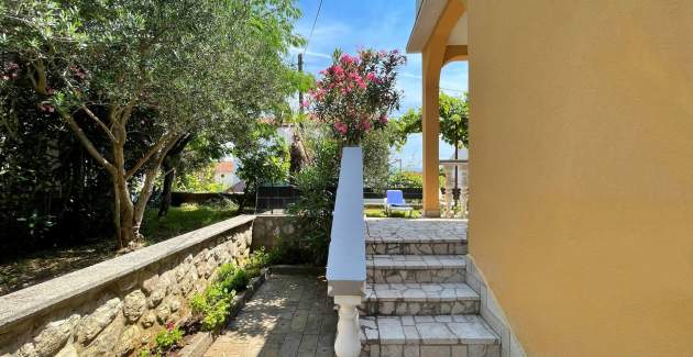 Apartment Mara A4 – Terrasse und Gartenblick