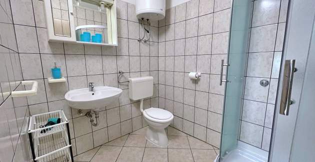 Apartment Mara A4 – Terrasse und Gartenblick