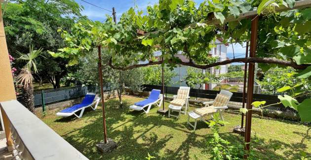 Apartment Mara A4 – Terrasse und Gartenblick
