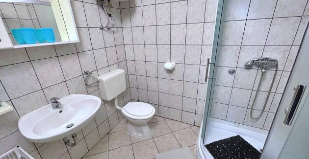 Apartment Mara A4 – Terrasse und Gartenblick