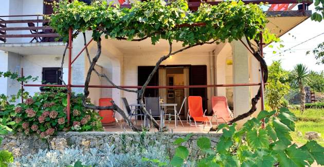 Apartment Viola – Terrasse und Hofblick