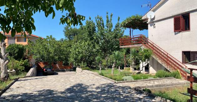 Apartment Viola – Terrasse und Hofblick
