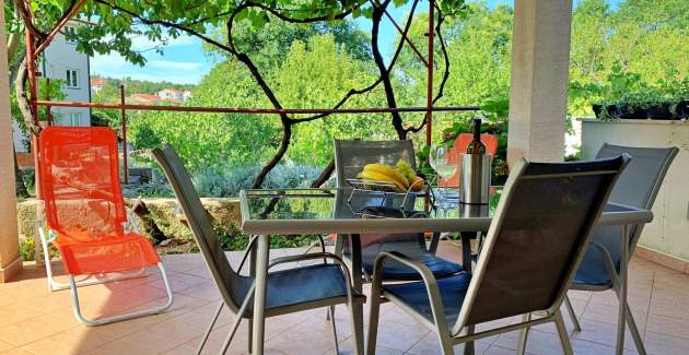 Apartment Viola – Terrasse und Hofblick