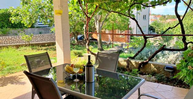 Apartment Viola – Terrasse und Hofblick