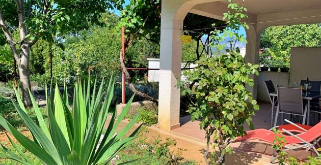 Apartment Viola – Terrasse und Hofblick