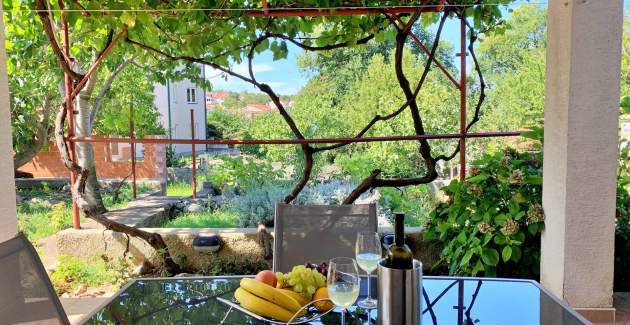 Apartment Viola – Terrasse und Hofblick