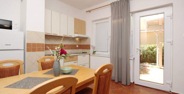 Apartment Brnic AQ P – mit überdachter Terrasse, 90 m vom Strand entfernt