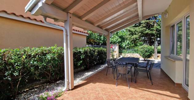 Apartment Brnic AQ P – mit überdachter Terrasse, 90 m vom Strand entfernt