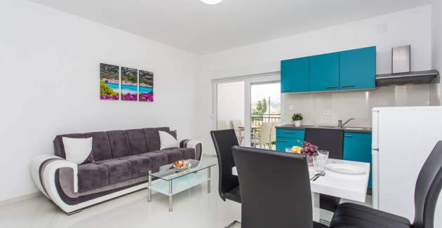 Modern Apartment Berisha 1 No.3 - with Balcony