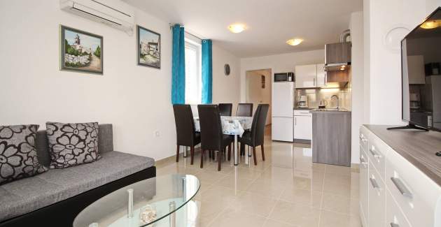 Apartment Cugalj – mit Balkon, 1. Stock, 300 m vom Strand entfernt