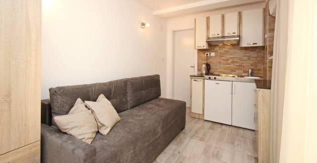 Studio Cugalj – mit überdachter Terrasse, 300 m vom Strand entfernt