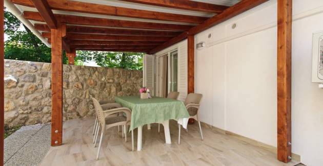 Studio Cugalj – mit überdachter Terrasse, 300 m vom Strand entfernt