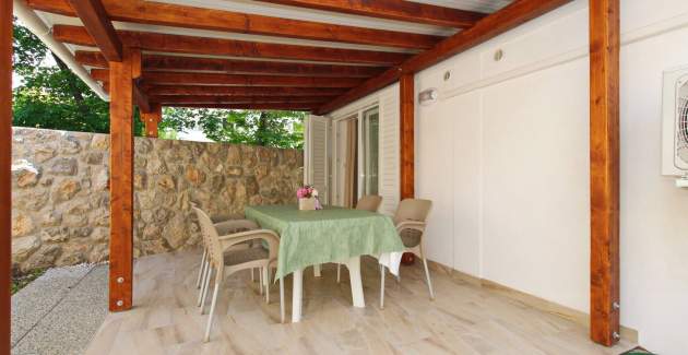 Studio Cugalj – mit überdachter Terrasse, 300 m vom Strand entfernt