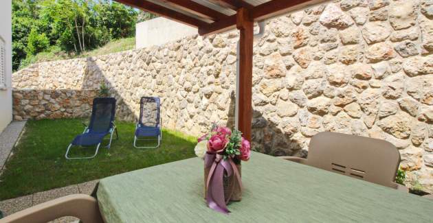 Studio Cugalj – mit überdachter Terrasse, 300 m vom Strand entfernt