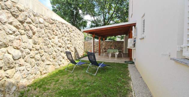 Studio Cugalj – mit überdachter Terrasse, 300 m vom Strand entfernt