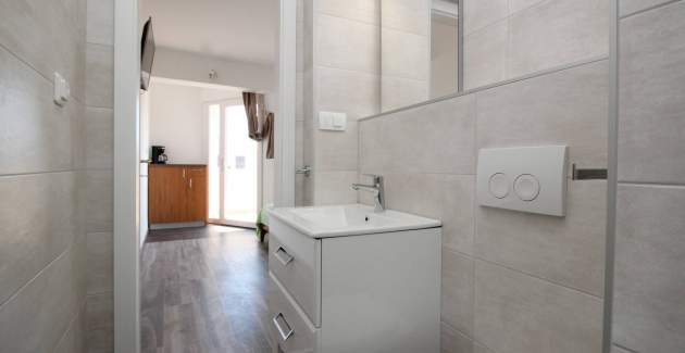 Zimmer Dekanic Nr.3 – mit Minikühlschrank und Balkon