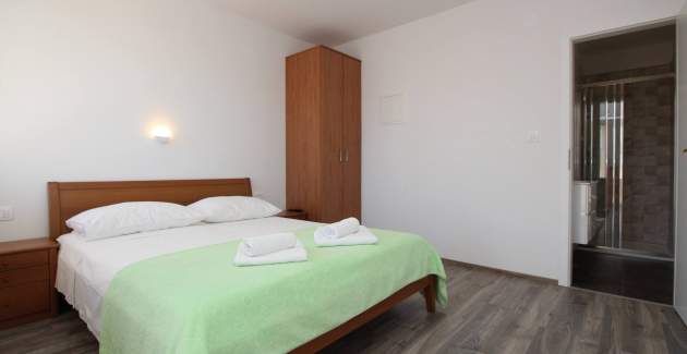 Zimmer Dekanic Nr.3 – mit Minikühlschrank und Balkon