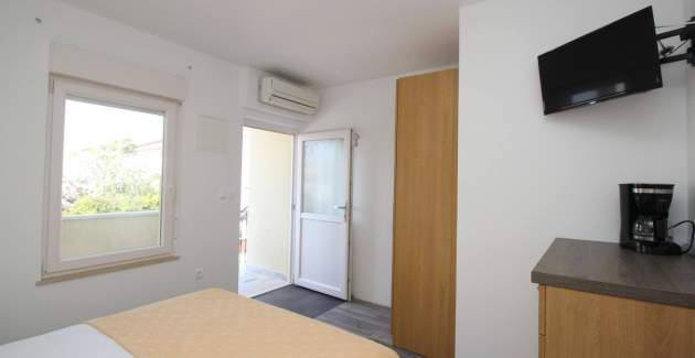 Zimmer Dekanic Nr. 4 – mit Minikühlschrank und Balkon