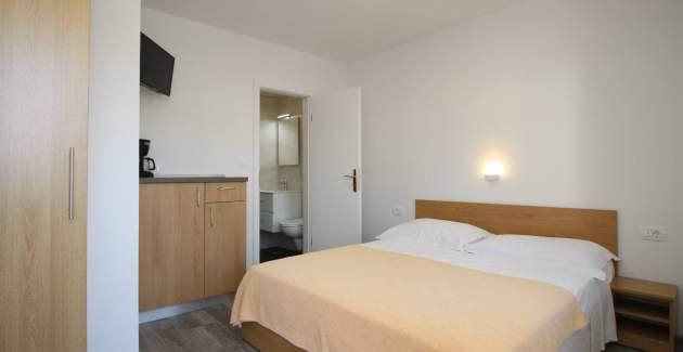 Zimmer Dekanic Nr. 4 – mit Minikühlschrank und Balkon