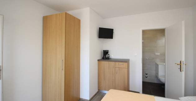 Zimmer Dekanic Nr. 4 – mit Minikühlschrank und Balkon
