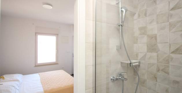 Zimmer Dekanic Nr. 4 – mit Minikühlschrank und Balkon