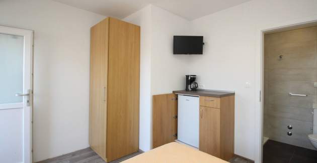 Zimmer Dekanic Nr. 4 – mit Minikühlschrank und Balkon