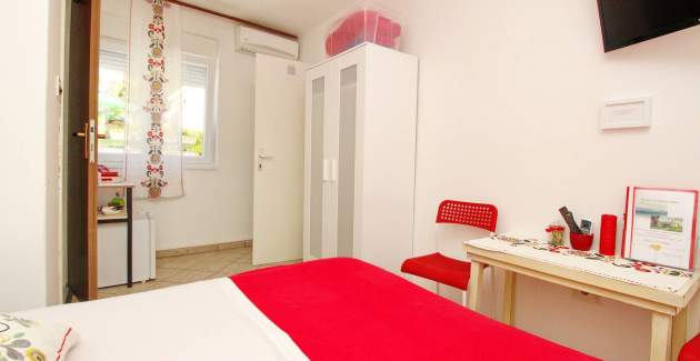 Room Fantov - 250 m from the Beach