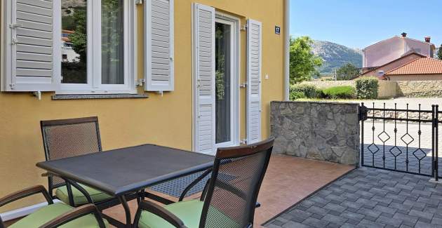 Apartman Gorica 2 br.2 – s terasom i bazenom