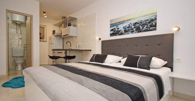 Studio-Apartment Karamarko – mit überdachter Terrasse