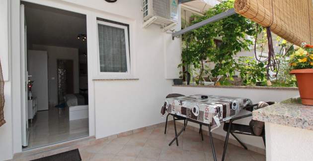Studio-Apartment Karamarko – mit überdachter Terrasse