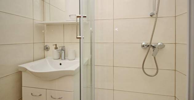 Studio-Apartment Karamarko – mit überdachter Terrasse