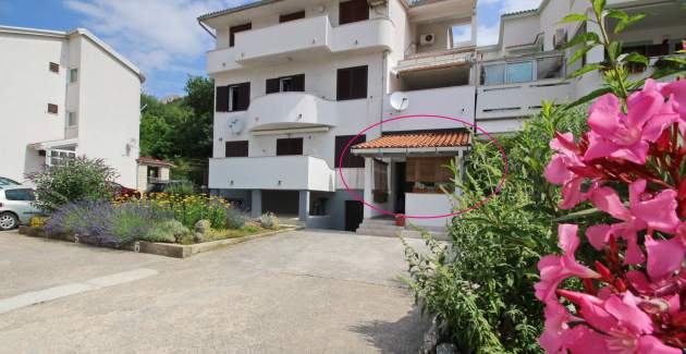 Studio-Apartment Karamarko – mit überdachter Terrasse