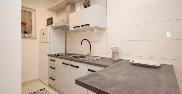 Studio-Apartment Karamarko – mit überdachter Terrasse