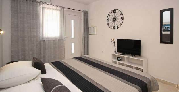 Studio-Apartment Karamarko – mit überdachter Terrasse
