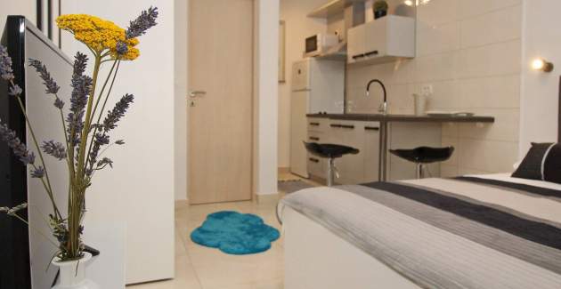 Studio-Apartment Karamarko – mit überdachter Terrasse