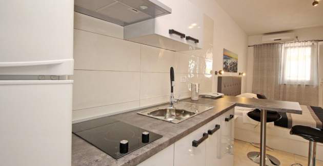 Studio-Apartment Karamarko – mit überdachter Terrasse