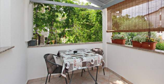 Studio-Apartment Karamarko – mit überdachter Terrasse